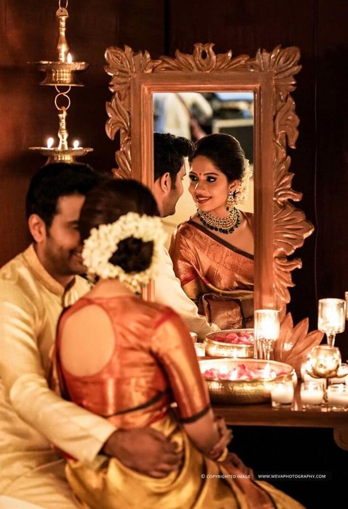  A creative pose where the couple is captured in front of a mirror or reflective surface, showing their connected souls.